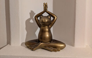 Frosch-Skulptur in Yoga-Position in Nische sitzend mit