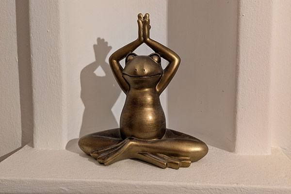 Frosch-Skulptur in Yoga-Position in Nische sitzend mit